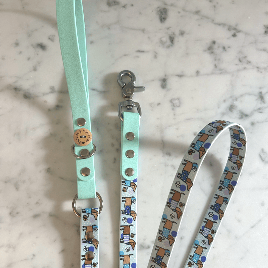 Handgefertigte vegane Lederhundeleine - Bee Happy Dachshunds - Blau - Pfotenlieblinge