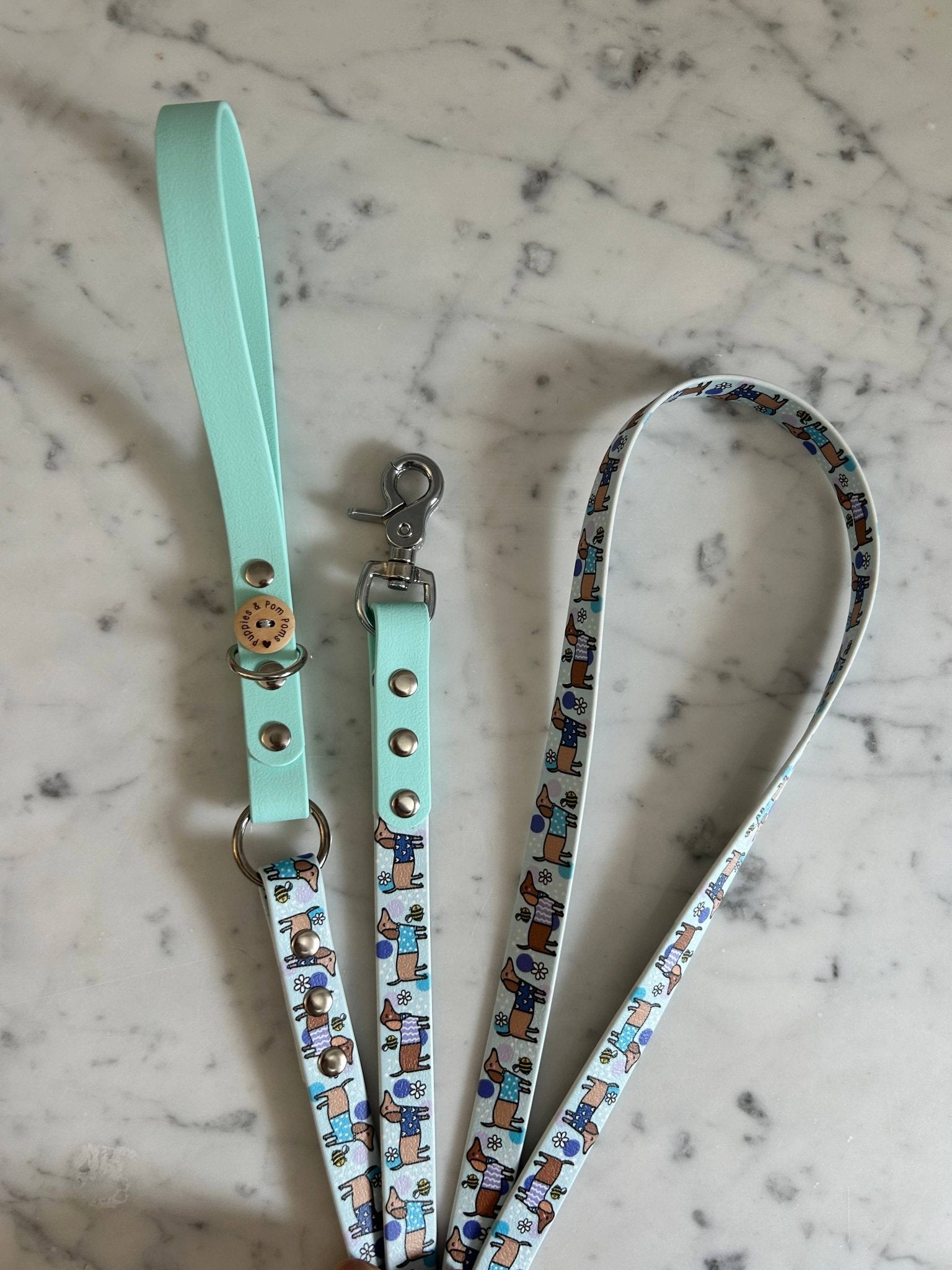 Handgefertigte vegane Lederhundeleine - Bee Happy Dachshunds - Blau - Pfotenlieblinge