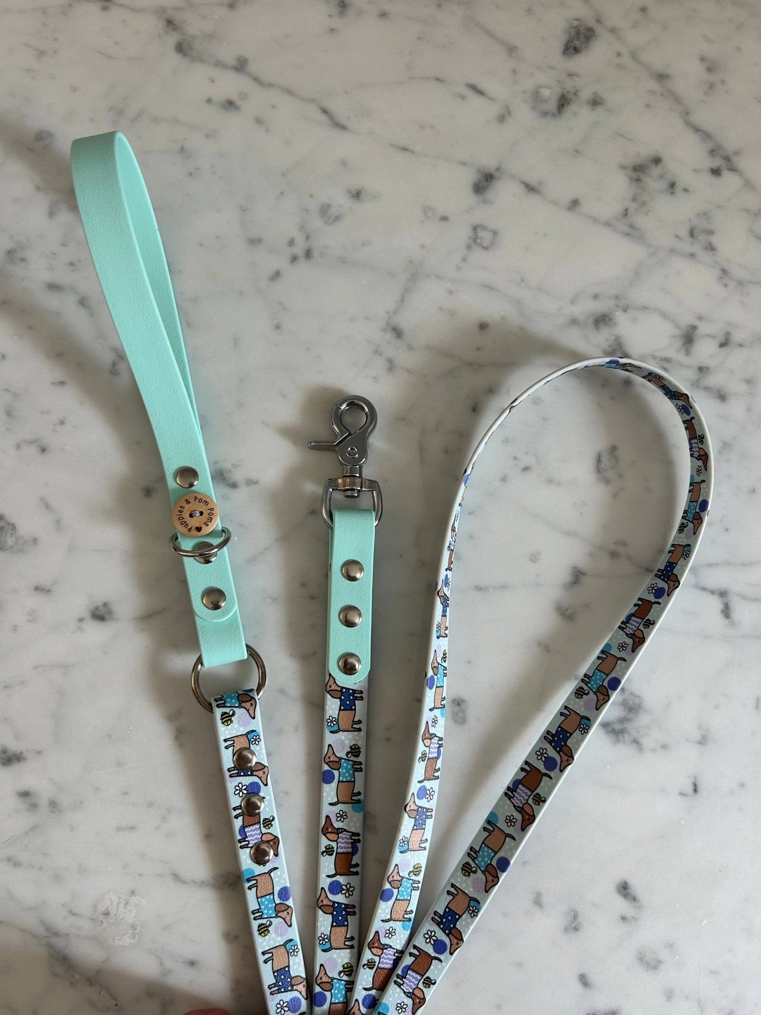 Handgefertigte vegane Lederhundeleine - Bee Happy Dachshunds - Blau - Pfotenlieblinge