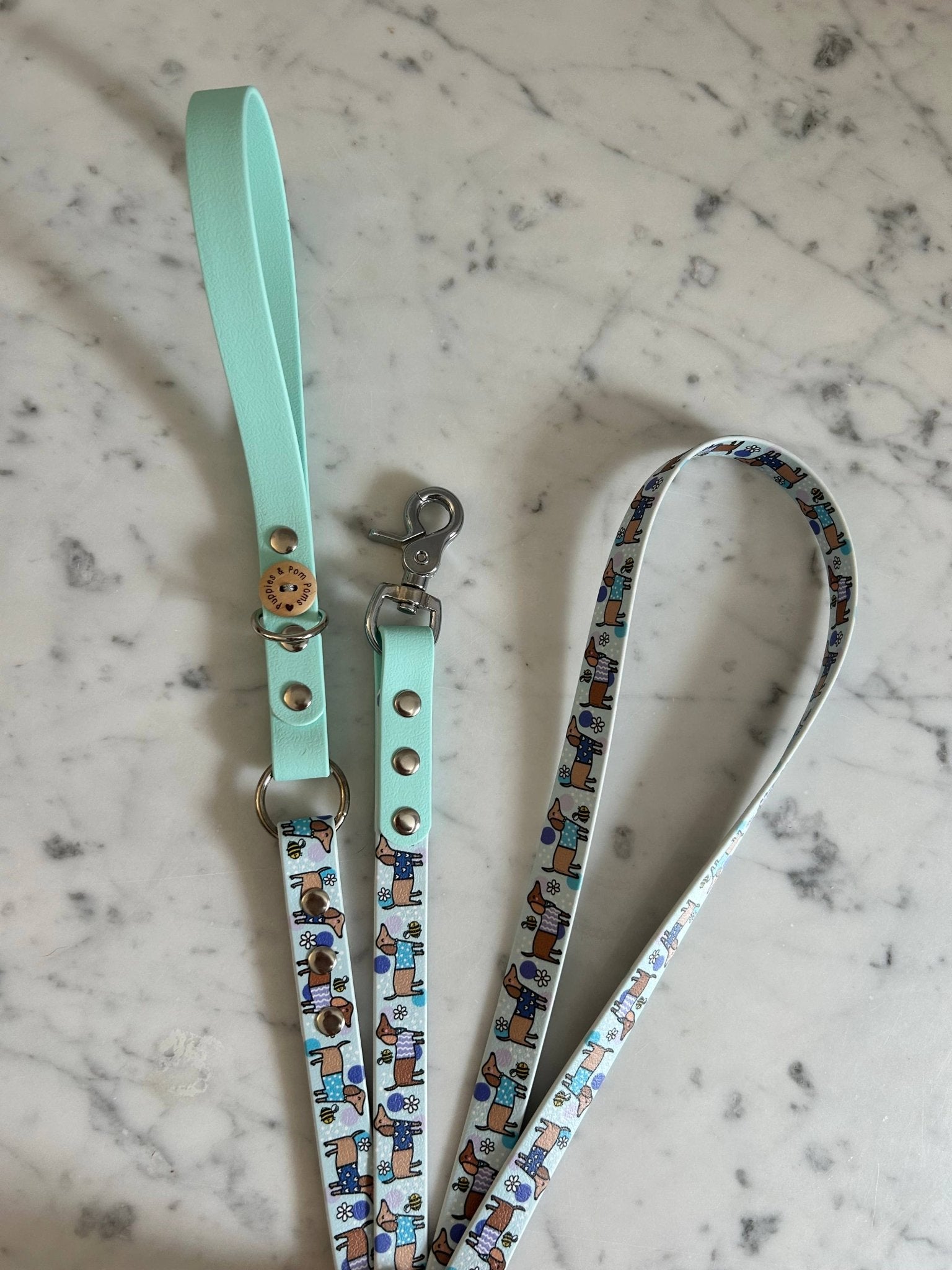 Handgefertigte vegane Lederhundeleine - Bee Happy Dachshunds - Blau - Pfotenlieblinge