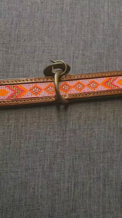 Halsband „Sweet Mae“ – handgefertigt aus Leder mit rosa Perlen